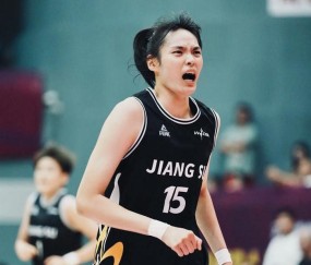 kaiyun-轰17+5力扛坎贝奇！中国女篮26岁2米悍将进化：宫鲁鸣征召她？
