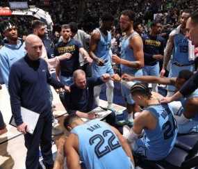 kaiyun-两队56犯！狼队40次罚球！灰熊主帅赛后怒喷裁判