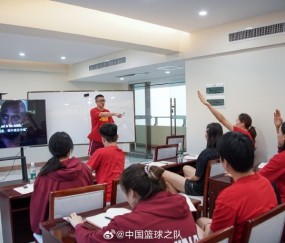 开云体育官网-中国女篮积极参与教练组专设英语交流环节