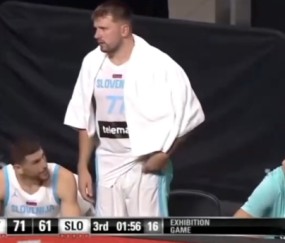 无大碍！东契奇已回到场边替补席 他希望继续上场但被队医阻止！