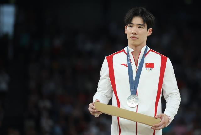 1722875558056069445.jpg 巴黎奥运会丨体操——中国选手张博恒、肖若腾分获男子个人全能亚、季军XxjpseC008183_20240801_MVPFN0A001.jpg